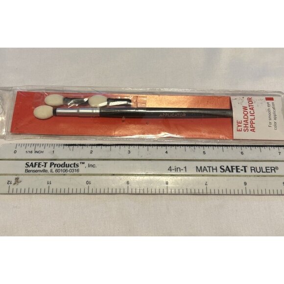 Targeted Placement Sponge Blending Eye Shadow Brush W/2 Extra Replacement Tips - Picture 8 of 9